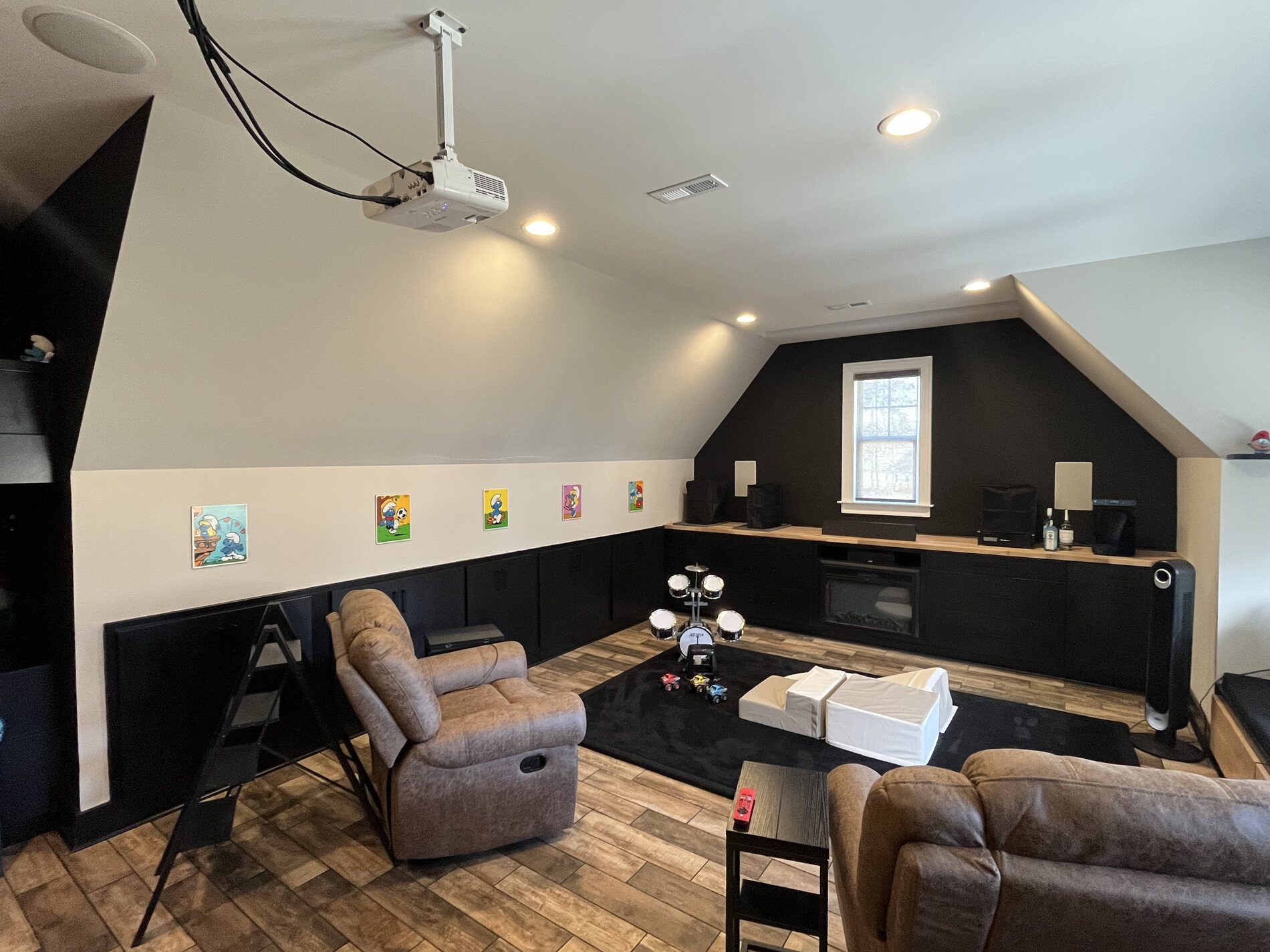 Finished bonus room with a wet bar and built in cabinetry